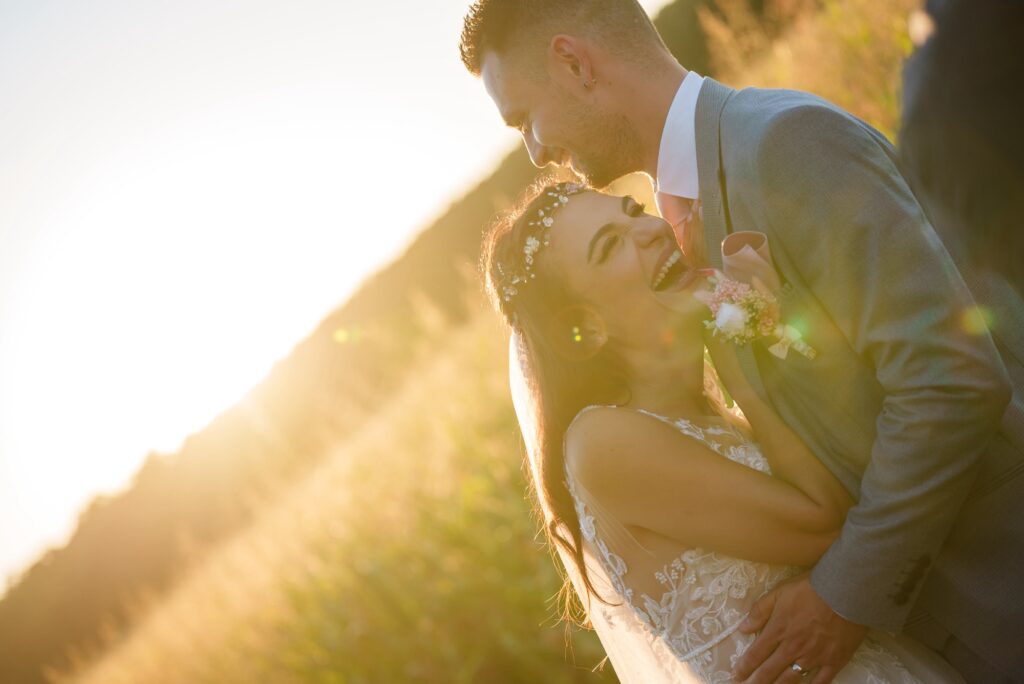 Mire și mireasă în natură